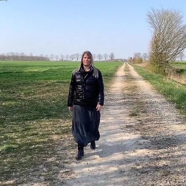 Описали во время прогулки на улице