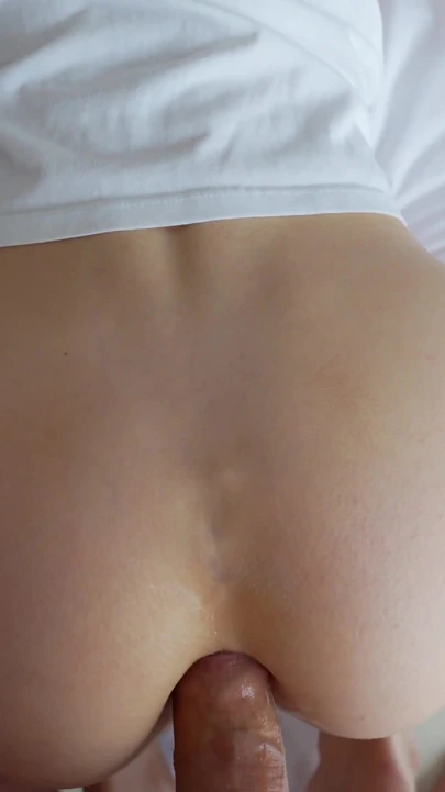 Завораживающий момент из "Мы были почти замечены, когда я сосала хуй на улице, а позже он трахнул меня в своей комнате".