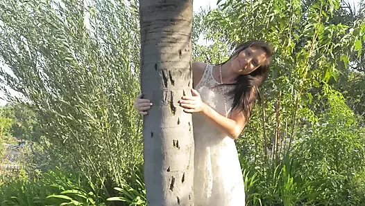 Aidra foxx etli kedi dudakları ile oynuyor