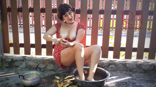 Retro hizmetçi akşam yemeği için patates hazırlar. eski performans