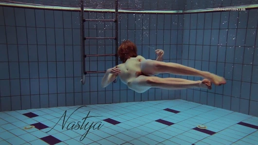 Nastya denilen bir elbise içinde minik göt