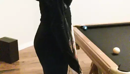 Morticia addams bilardo oynuyor