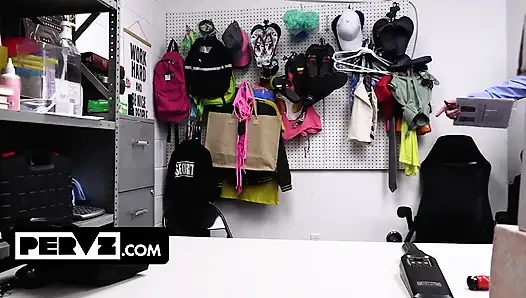 Doğal memeli minyon Coco Lovelock hırsızlık yaparken yakalandı ve alışveriş merkezi polisi tarafından cezalandırılıyor