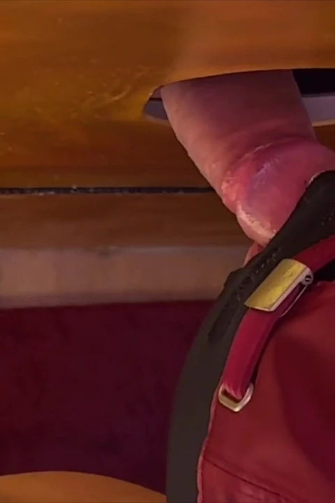 Gloryhole Cumshot Challenge: 20 yaşındaki oyuncu gerçekten ne kadar uzağa atıyor?