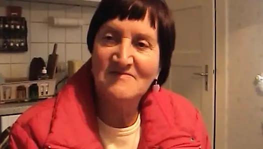 Kızıl saçlı Alman nine ateşli sikişiyor