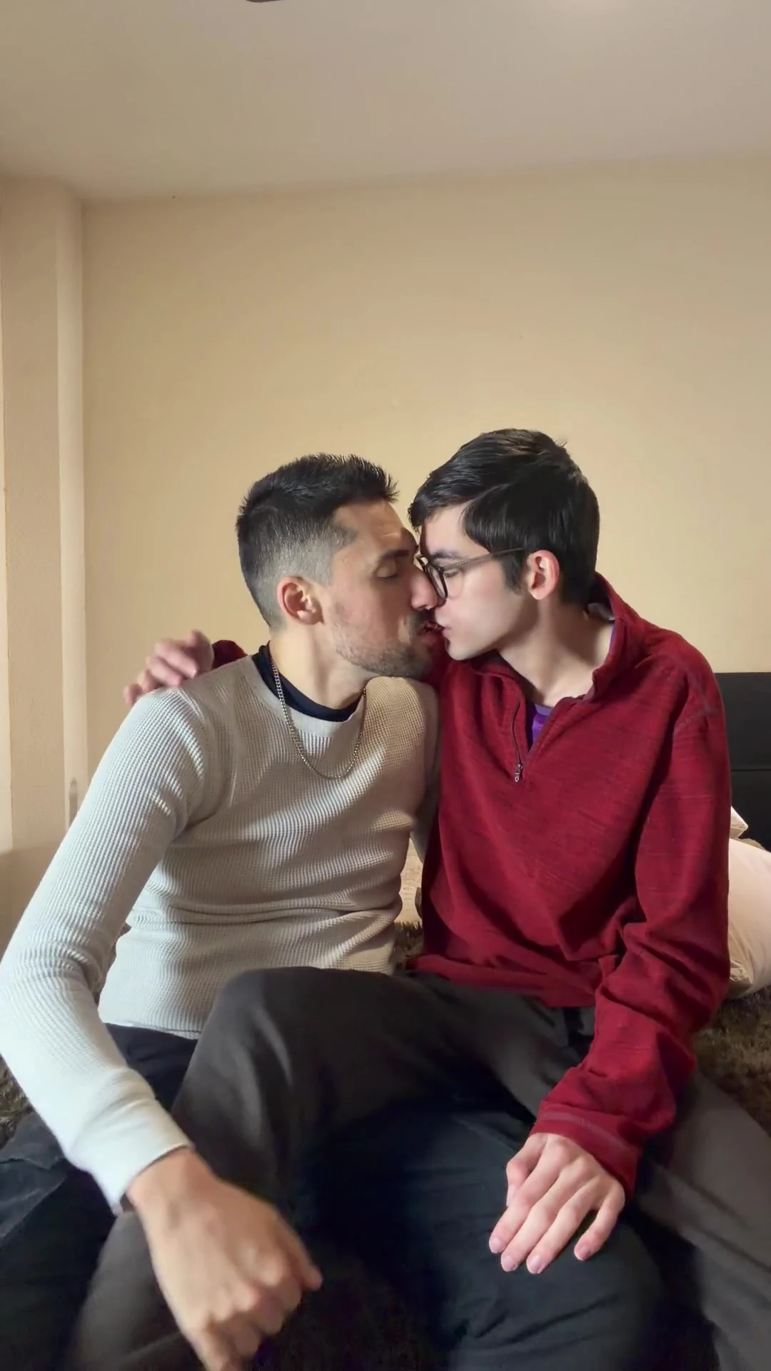 Porno gay de twink con una polla enorme y un maduro