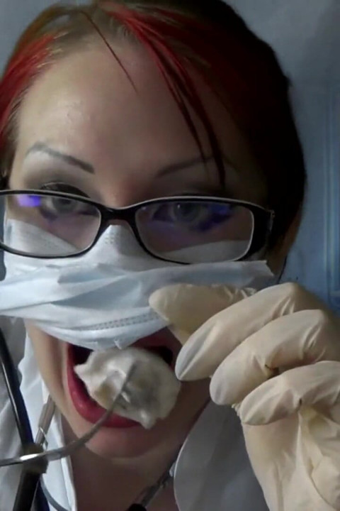 Doktor tıbbi maske ve eldivenle yiyor