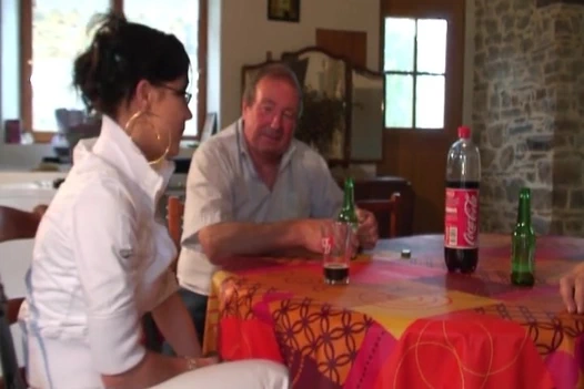 Seksi Fransız orta yaşlı seksi kadın domalarak sert bir yarak elde ediyor