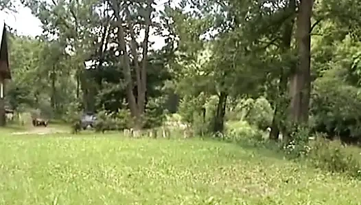 Ella es una nena alemana a la que le gusta que le follen el agujero en una sesión al aire libre