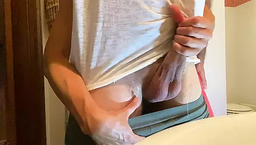 Sürtük aldatan evli kadınla tuvalette şenlik. Onu sikmeden önce elle muamele. Bacaklara boşalma