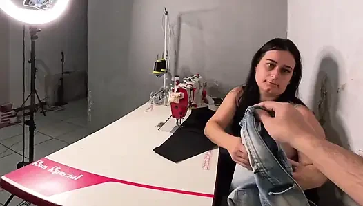 Dikişli kadın müşteri tarafından iç çamaşırıyla heyecanlanıyor