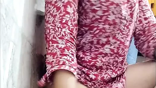 Hintli ateşli kadın navel ahow ve göğüslerine bastırıyor