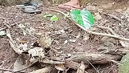 Kocası Ormanda Çalışırken Evli Kadın Komşusuyla Sikiliyor