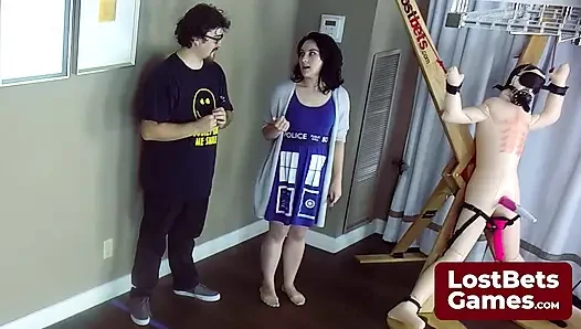 Striptiz dart oyunu sakso ve sikişle sonuçlanıyor