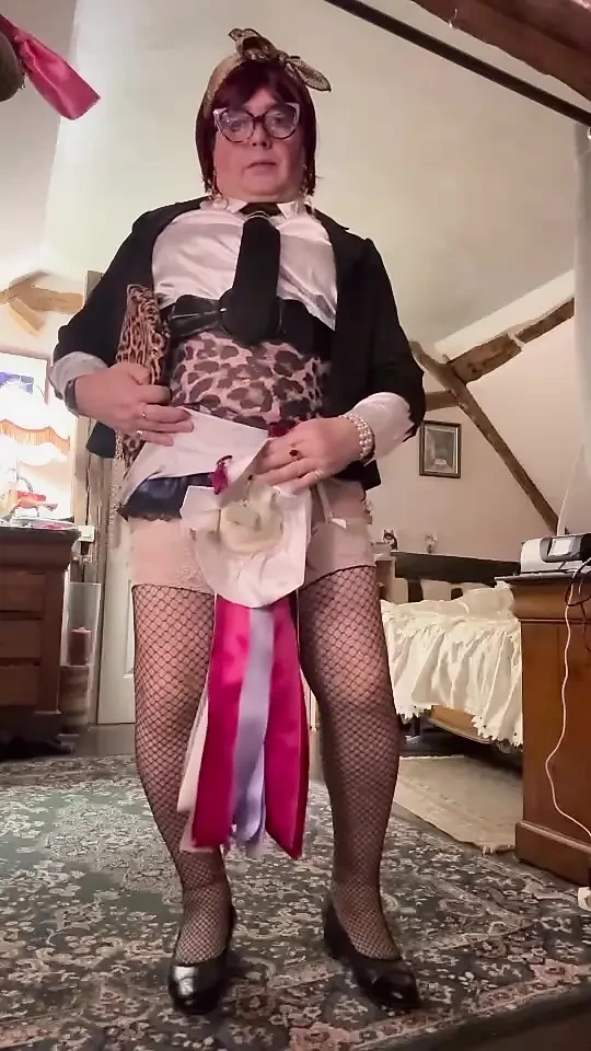 Bir akşam için küçük leopar eteğiyle giyinmiş