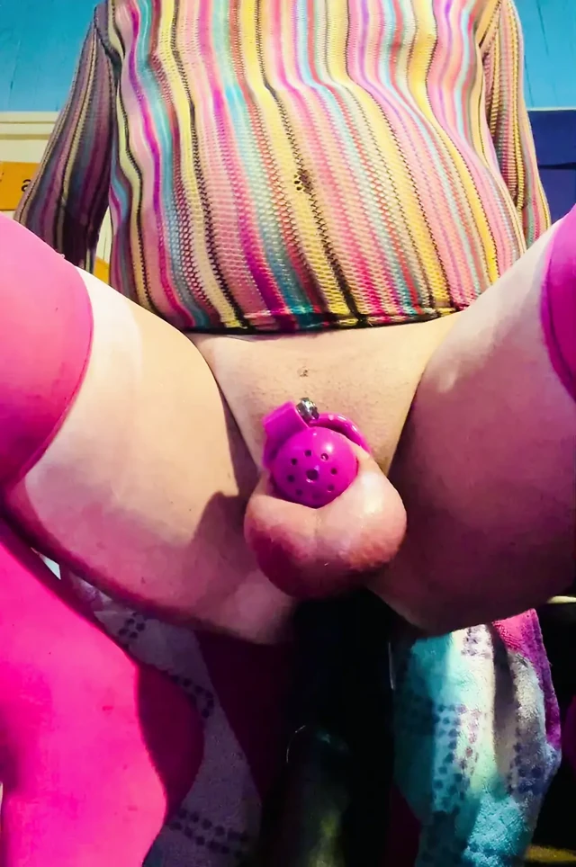 Travesti büyük bir oyuncakla yukarı aşağı zıplıyor