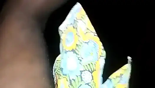 Komşu'nun kız kardeşi geceleri işerken zevk alıyor, yeni video