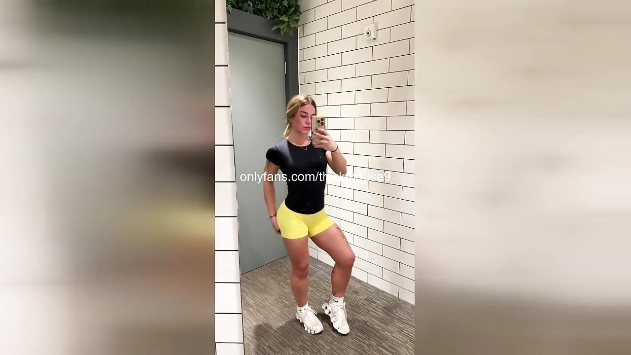 Tiktok canlı yoga esneme: 18 yaşındaki amcık dudakları teşhir ediliyor ve sert sikiliyor