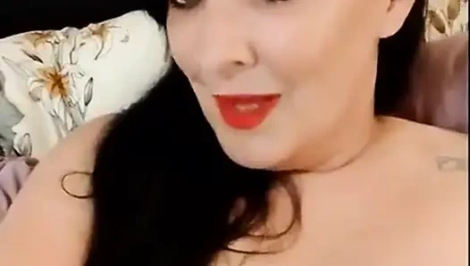 Büyük yakın çekim üstsüz küçük konuşmayı esniyor