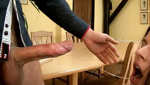 Gırtlağına kadar emiyor