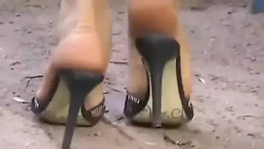 Lana s ayaklar the muhteşem milf tanrıça yürüyüş içinde seksi mules