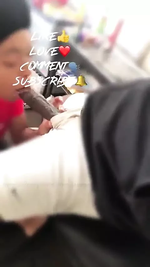 18-летнюю немецкую девушку трахают в рот, пока ее мачеха не тянет на подъездную дорожку