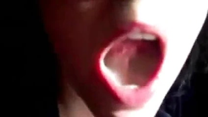 Yükü ağzına alır ve hepsini yutar.