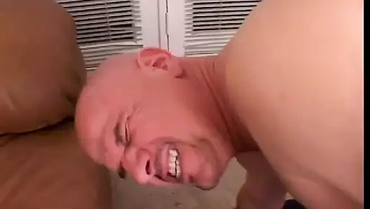 Lusty Brandi büyük beyaz yarağı gırtlağına kadar alıyor