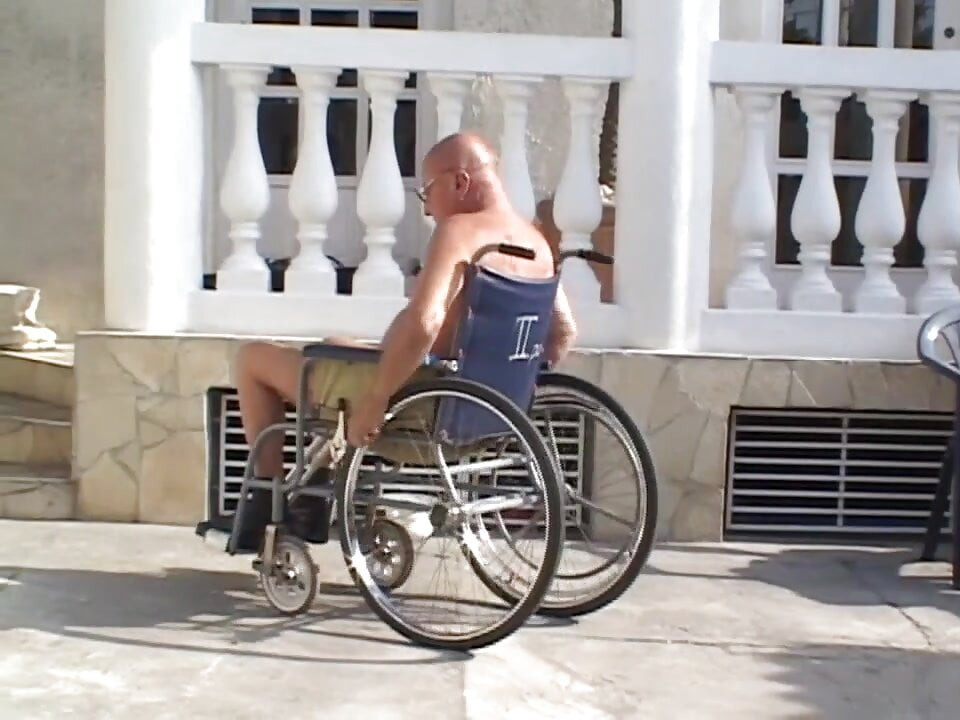Yaşlı insanların evinde sert sikikleri!