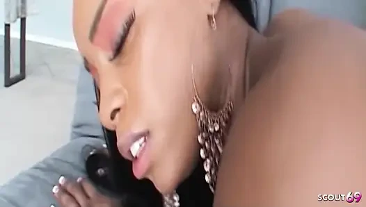 Büyük siyah yaraklı üvey baba azgın büyük memeli zenci genç sandi jackmon ile sikişiyor