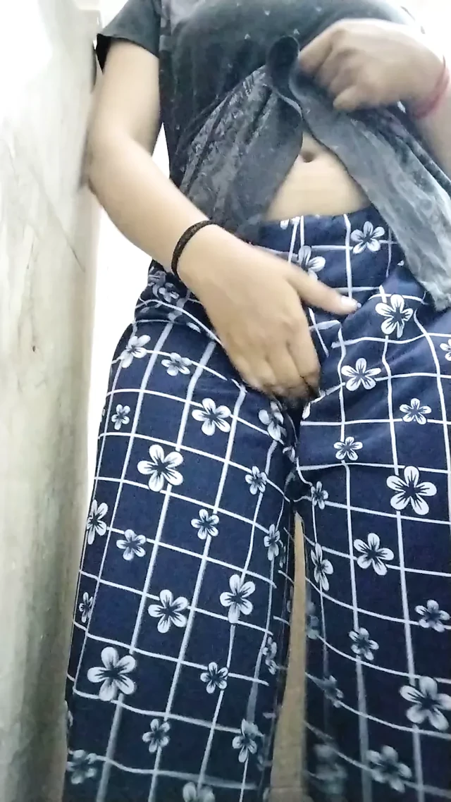 Hintli kız.ko nangi dekha banyo m choot mai ungli krte ton
