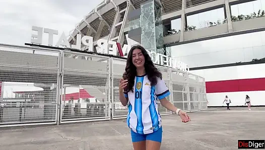 Azgın futbolcu Katty West stadyumun yanında bir hayranını seks yapmak için yakalıyor