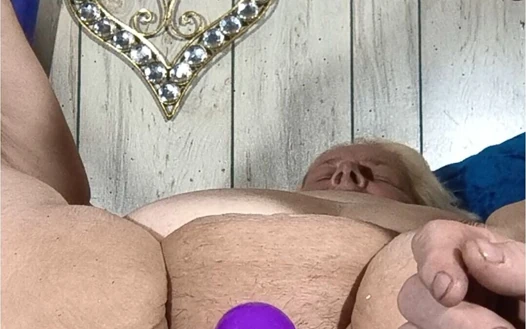 Orada ne var üvey baba? Sulu amcığın için yeni bir oyuncak