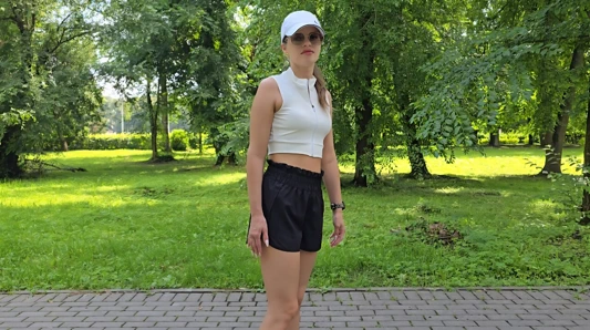 Güzel bir kızın bacağını süper bir tıpla iyileştirmesine yardım ettim.