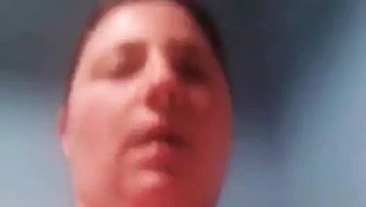 la BBW campana si bagna i capezzoli