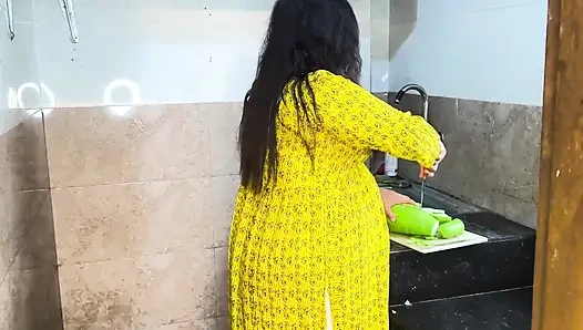 Mutfakta köri keserken aniden kayınvalidemi siktim - desi sert seks