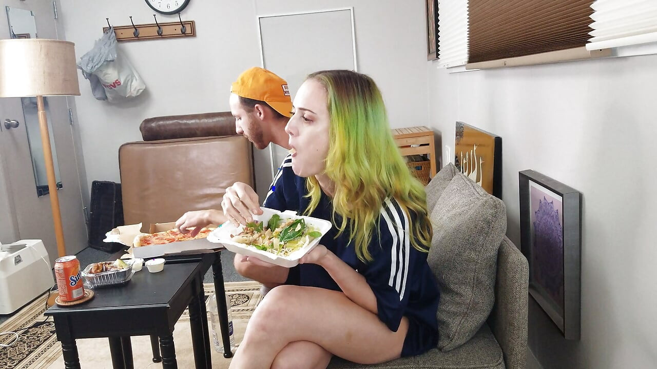 Belyla Bradley ve Jake Grand yemek yiyor