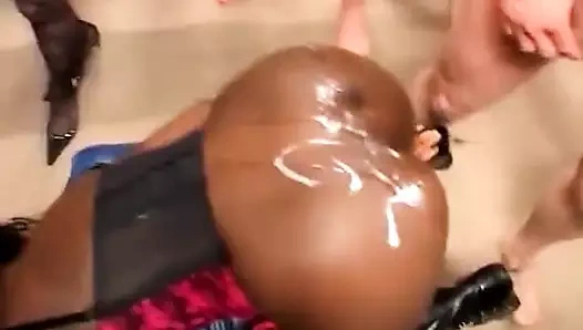 Dört ayak üzerinde büyük göt sista gets dövülerek