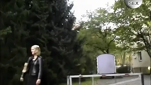 Ateşli sarışın bebek ıslak amcığı parmaklıyor ve titreyerek orgazm oluyor