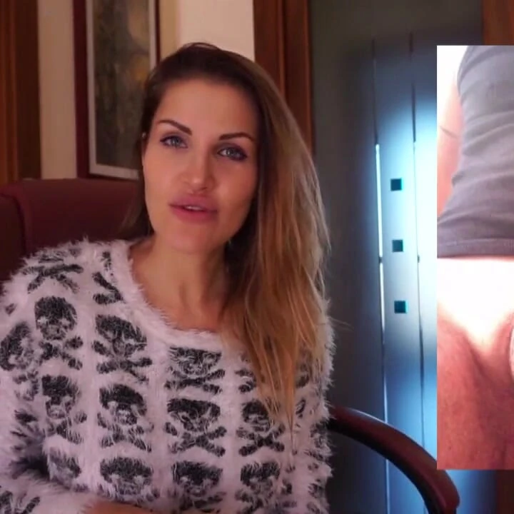 Esmer orta yaşlı seksi kadın web kamerası için çok küçük bir yaraktan bahsediyor