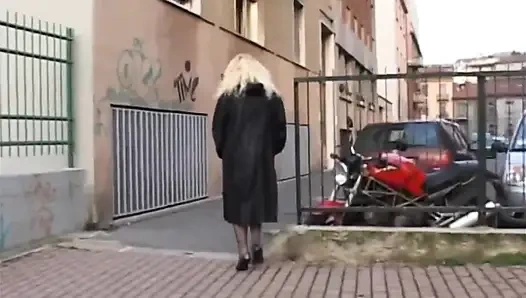 Yaşlı Eve Gelir Ve Merdivenlerde Mastürbasyon Yapar