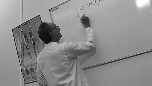 Esmer orta yaşlı seksi kadın yarağa binmeden önce sihirli bir değnekle ısınıyor