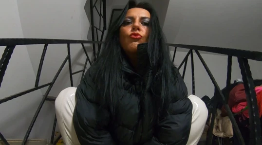 Merdivenlerde siyah deli fetişi. Bodystocking, parlak çizmeler ve samimi azdırma