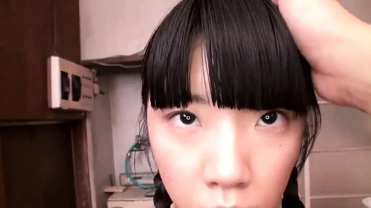 Minik Japon genç squirts sırasında bukkake