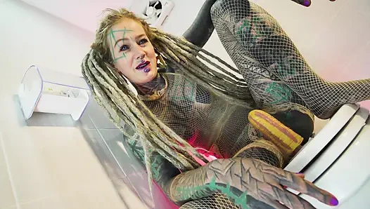 Alternatif dövme modeli solo sidik eylemi