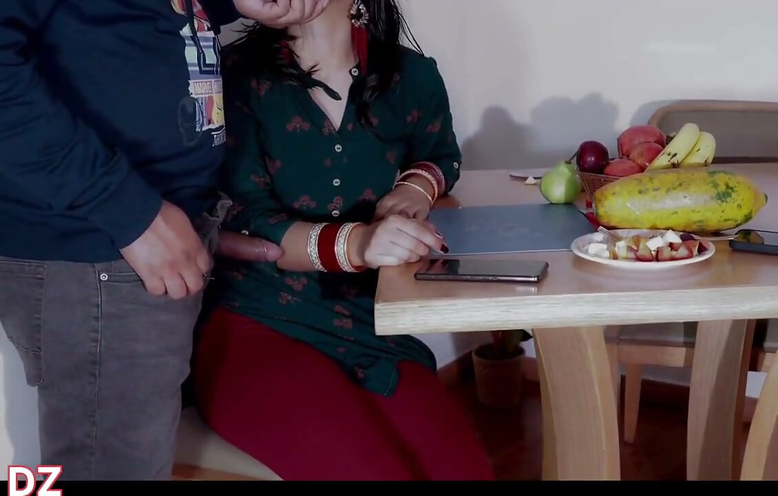 Hintli Ateşli Desi Üvey Kız Kardeşle Seks Yapıyor Sesli Teslimat Çocuğu, Tam Hintçe Video Viral