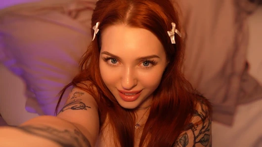 Sanal bir kız arkadaşın derin bir görünümü ve nazik dokunuşları iş yerindeki zor bir haftadan sonra seni rahatlatıyor