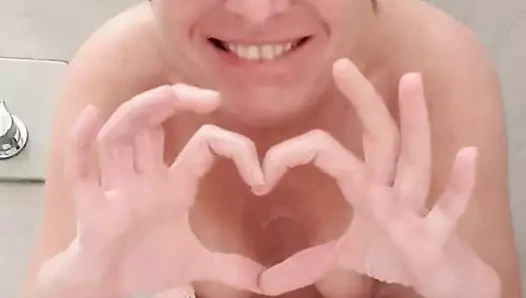 Duşta orgazm - orta yaşlı seksi kadın Julie