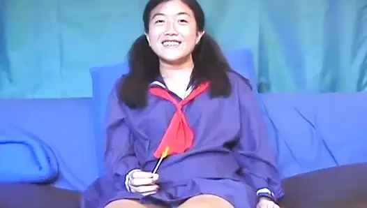 Üniversite üniforması içinde yarak üzerinde Asyalı minyon