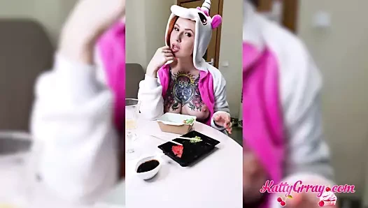 Güzel bebek cinsel olarak yemek yiyor ve göğüslere masaj yapıyor - yemek fetişi